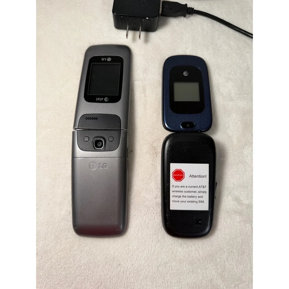 AT&T Flip Phone Lot with Charger